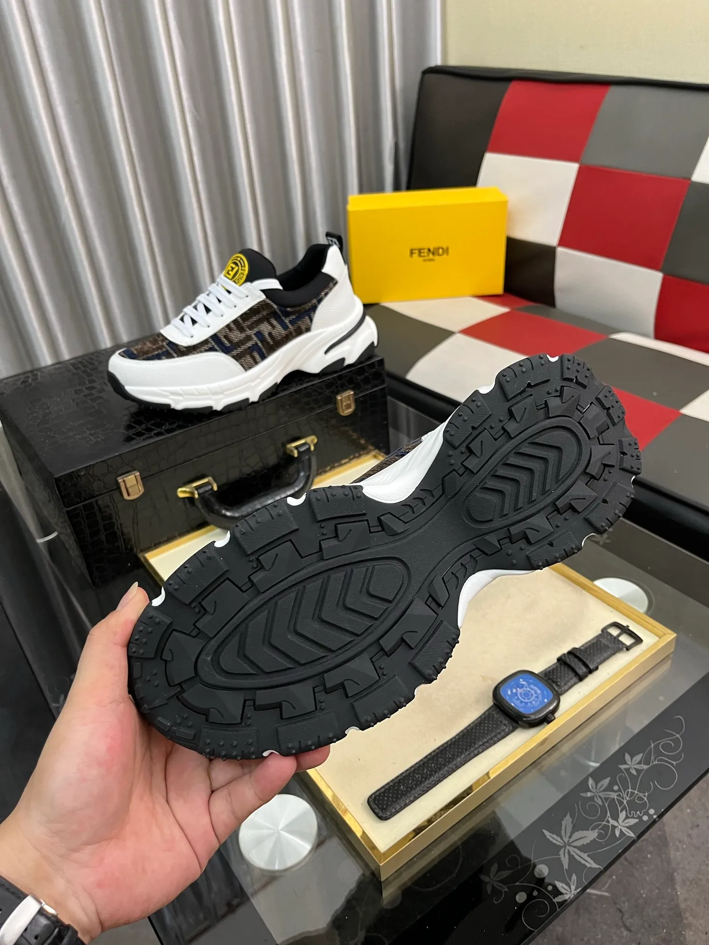 Men's Men's Shoes💰458⌚️⌚️[FENDI] Fendi's classic and comfortable men's, this sophisticated sneaker is made of soft calfskin➕genuine leather lining➕original ultra-light rubber material with rough outsole. This unique and light style suits the casual and sophisticated sensibility of this season. Size: 38-443️⃣Colors available